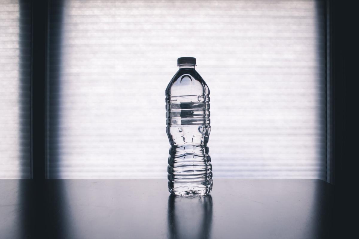 Frammenti di microplastiche nelle bottiglie d'acqua