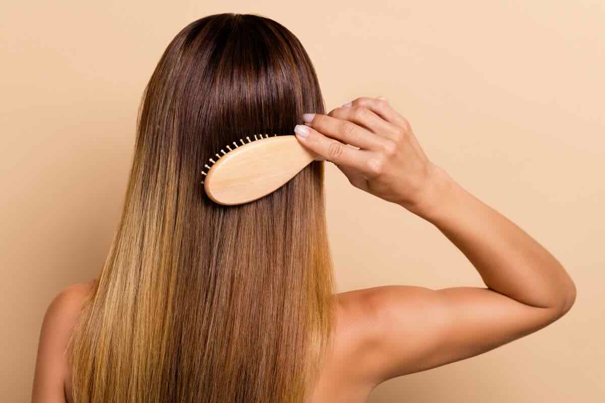 Lavare i capelli: come fare senza usare acqua e shampoo